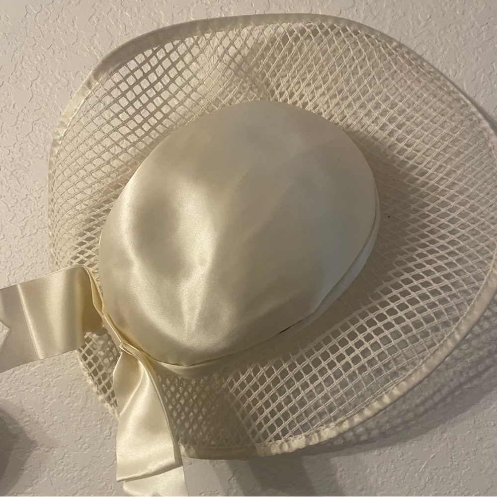 Vintage 1950s Ivory Satin Mesh Cocktail Hat Church Tea Party Wide Brim Bow - Picture 1 of 7
